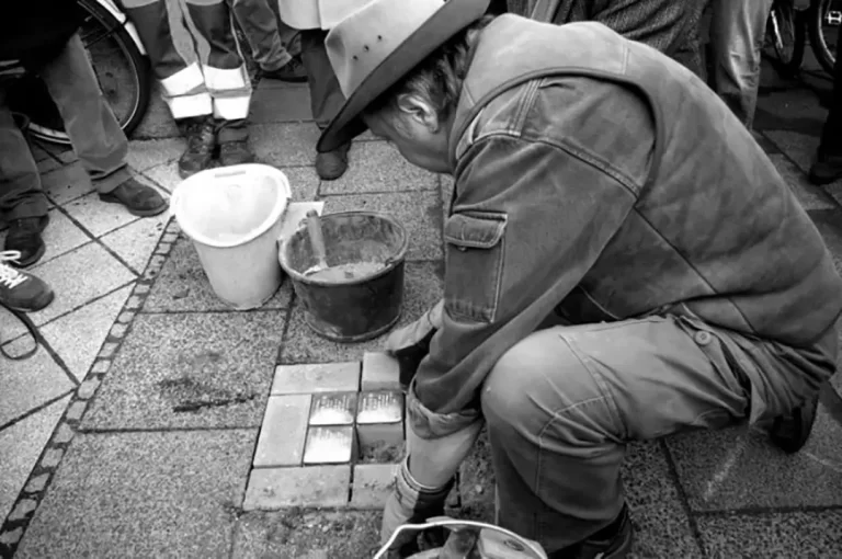 Gunter_Demnig_installazione_pietre_inciampo_memoria_olocausto