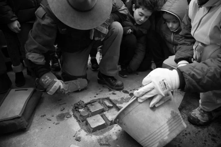 Installazione_pietre_inciampo_ricordo_vittime_olocausto