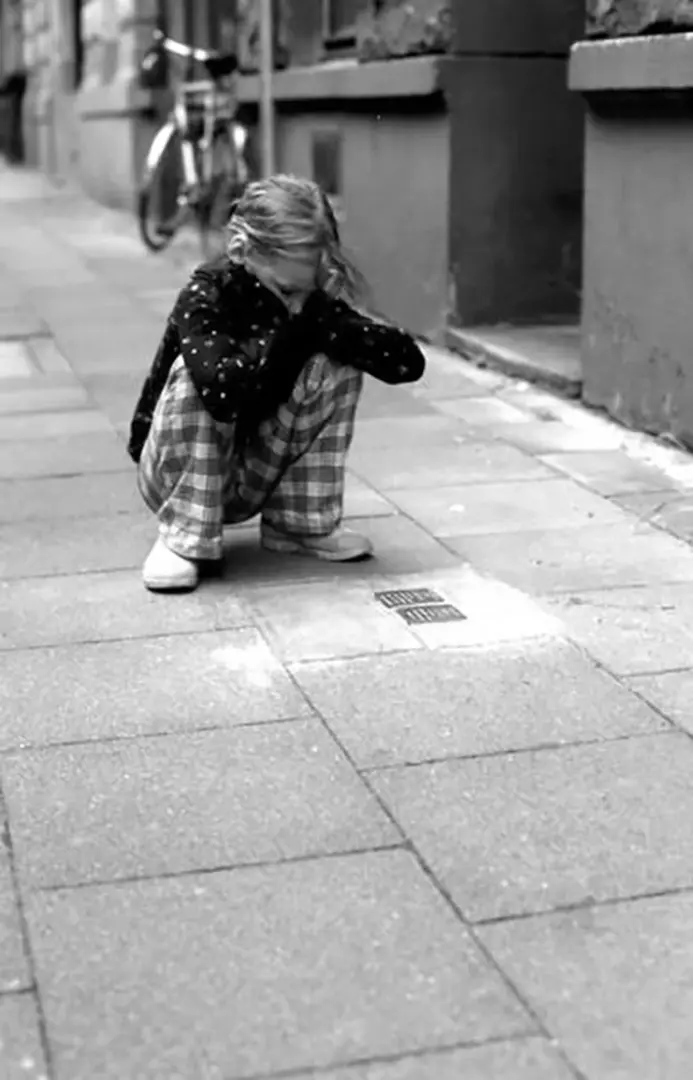 pietre_dinciampo_memoria_vittime_olocausto_bambina_pensierosa